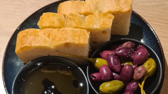 Cesto de focaccia de alecrim com azeite e balsâmico, azeitonas e alcaparras - Casica, Lisbon