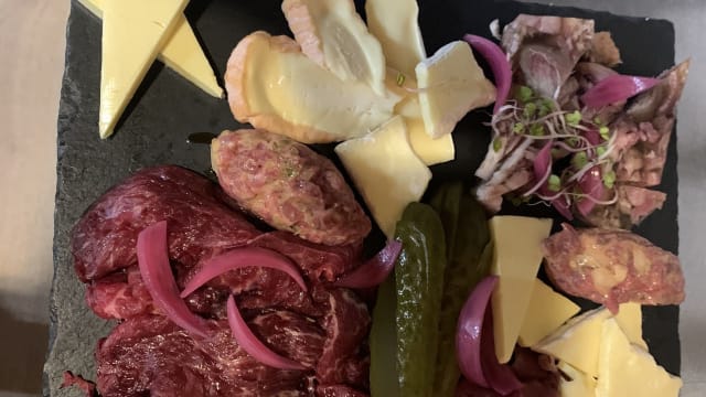 Planchette de fromage et charcuterie du moment - Carcasse