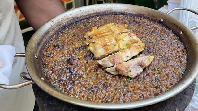 Arroz de payés (pollo deshuesado y salchichas de sant benet) - El Petit