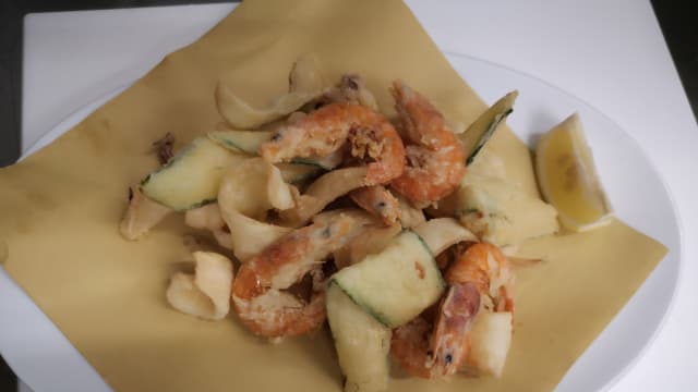 Fritto di calamari e gamberi e verdure pastellate - Amici Miei