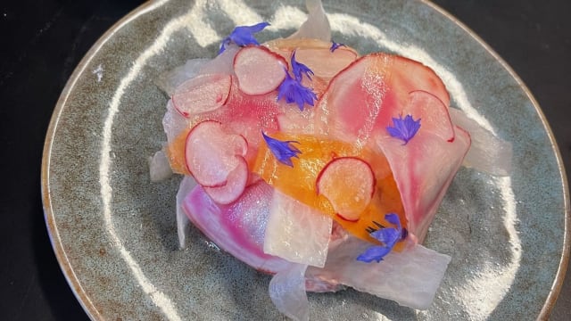 Tartare de bœuf français, florale, coupé au couteau et frites fraiches - Feel Good