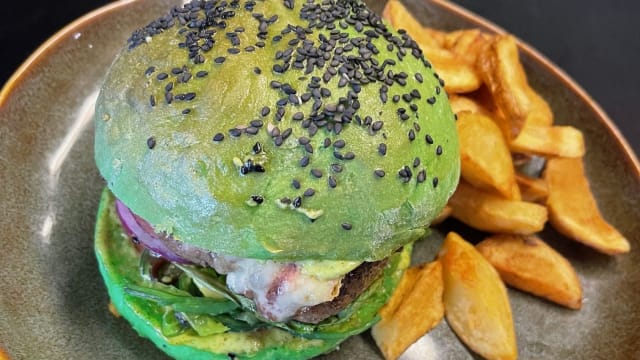 Avocado green beef burger et ses frites fraiches - Feel Good