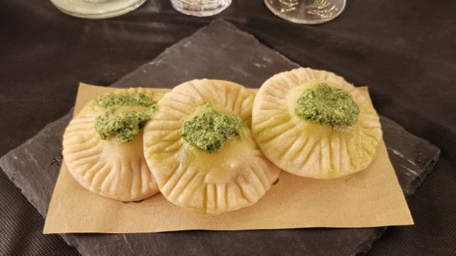 Focaccetta ripiena con  stracchino  e pesto in uscita - Trattoria Paradiso di Nervi, Genoa