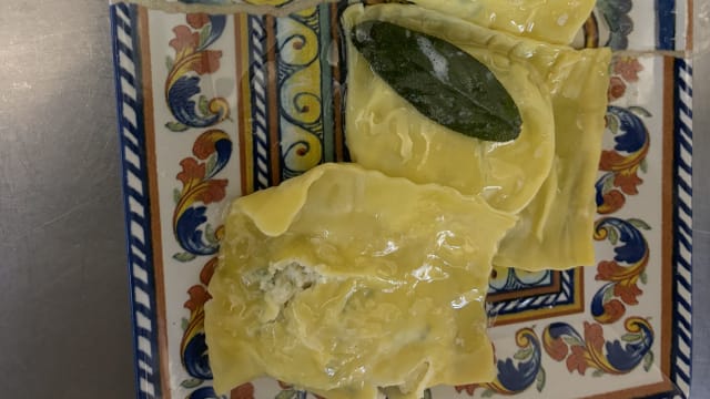 Tortelli con ricotta e cannella,, o burro e salvia - Hosteria del Borgo