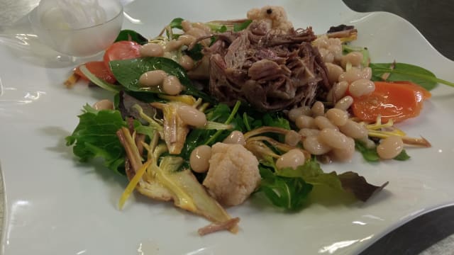 Tonno del chianti su insalatina di carcio - Lampolla, San Gimignano