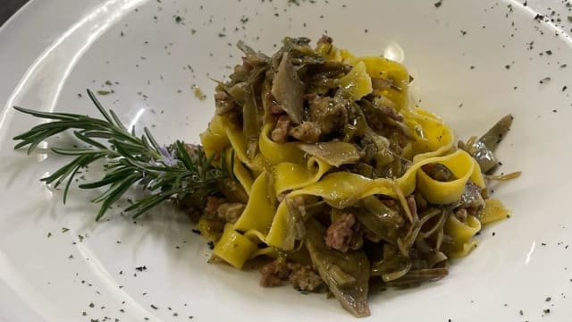 Paccheri con Tonno fresco, pomodorini, olive taggiasche e briciole - Lampolla, San Gimignano