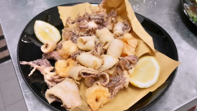 Frittura della piccola corte (calamari e gamberi) - La Piccola Corte