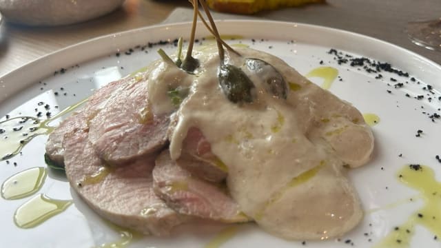 Vitello rosa, spuma tonnata e fiori di cappero - La Filanda Ristorante in Valmadrera, Valmadrera