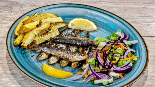 Baby Sardinha Com Salada E Frita - Mae’s kitchen, Lisbon