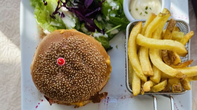 Burger du chalet: pain bio, steak minute sauce tartare. Tomates, oignons confits, cornichons; servi avec frites et salade - Le Chalet d'Etiolles