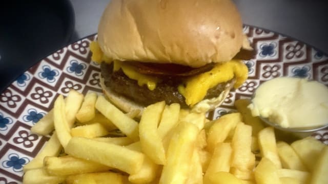 Carbonara burgher e patatine fritte - DA’VINO osteria e caffè, Rome