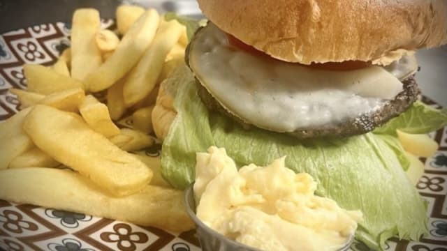 Cacio e pepe burgher e patatine fritte - DA’VINO osteria e caffè, Rome