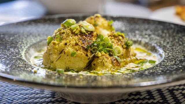 Coliflor asada a la parrilla de carbon con sus aderezos machico - Machico