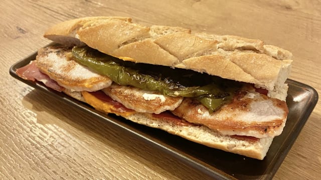 Bocadillo serranito lomo de cerdo Duroc - Taberna La Roldana - Gastronomía Andaluza