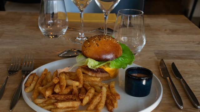 Cheese burger, frites - La Table de Forges - Forges Hôtel