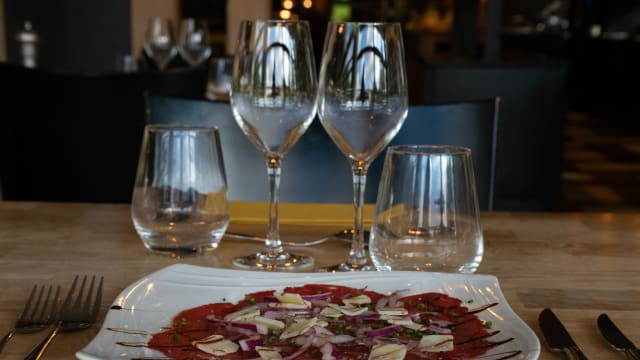 Carpaccio de bœuf, huile d'olive citronnée & copeaux de parmesan - La Table de Forges - Forges Hôtel