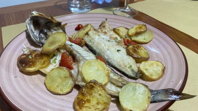 Spigola al forno con patate e pomodorini - Osteria del Vasto, Vasto