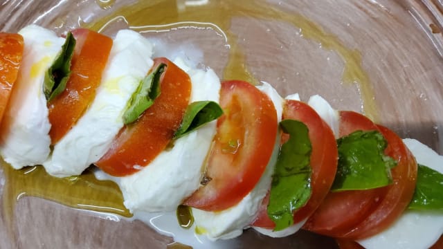 Insalata caprese con pomodoro e mozzarella di bufala - Matre Ristorante, Gallipoli