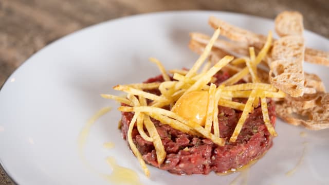 Steak Tartar de solomillo de ternera cortado a mano con patatas paja y tostaditas - Casa Gracia Restaurant, Barcelona