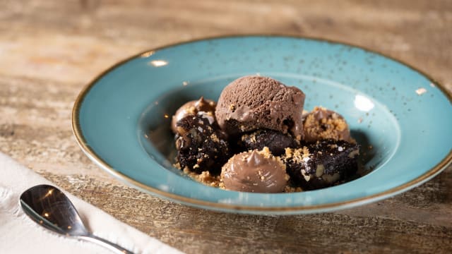 Tres texturas de chocolate: brownie, cremoso y helado - Casa Gracia Restaurant, Barcelona