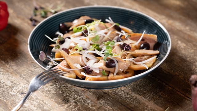 Ensalada de tomate de temporada km0, cherrys confitados, ventresca de atún y aceituna kalamata - Casa Gracia Restaurant, Barcelona