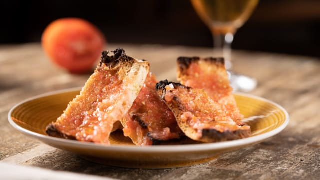 Pan de coca con tomate - Casa Gracia Restaurant, Barcelona