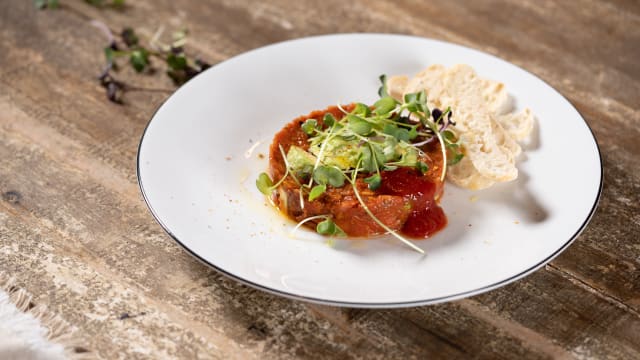 Tartar de tomate semi seco con kimchi y aguacate - Casa Gracia Restaurant, Barcelona