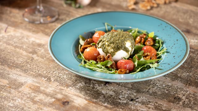 Burrata con pesto tradicional genovés y nueces garrapiñadas - Casa Gracia Restaurant, Barcelona