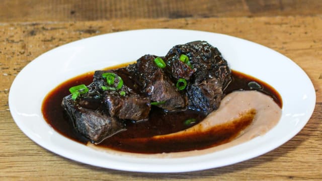 Beef cheeks in red wine & chestnut cream - El Viti Taberna