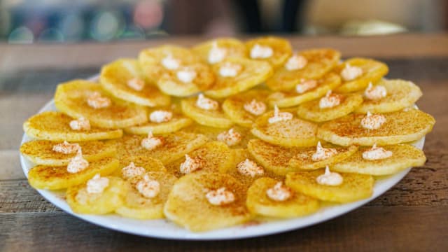 Fried potatoes slices with garlic mayonnaise & cayenne pepper - El Viti Taberna, Barcelona