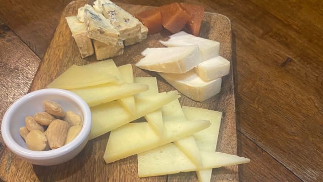 Selection of three cheeses - El Viti Taberna