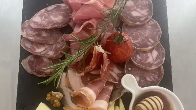 Salumi e formaggi dei monti lattari con marmellata locale - Trattoria San Giuseppe, Amalfi