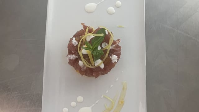 Tartare di tonno con stracciata di bufala, riduzione all’arancia e sfusato amalfitano - Trattoria San Giuseppe