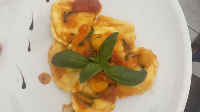 Ravioli ripieni di fior di latte, ricotta e basilico con pomodori gialli e rossi profumati al basilico - Trattoria San Giuseppe, Amalfi