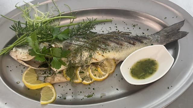 Pesce del giorno alla griglia, al sale o all’acqua pazza o grigliata mista su quantità e disponibilità - Trattoria San Giuseppe