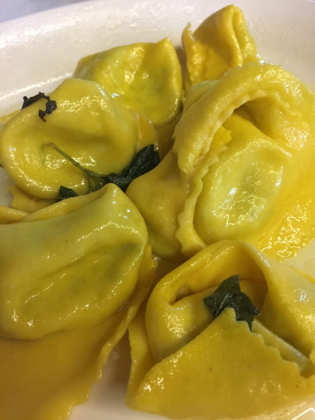 Tortelloni con ripieno di ricotta e borragine - Villa Clorè