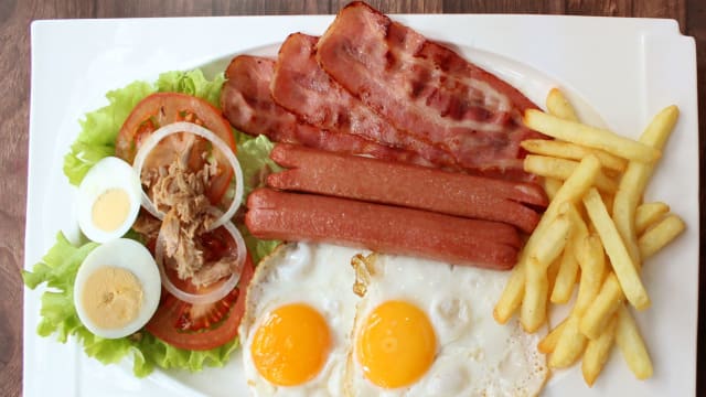 Combi Salchicas con bacon - Cafetería El Raíl, Parla