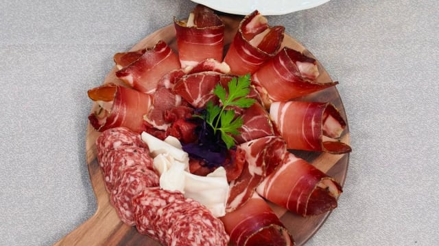 Tagliere tipico di salumi nostrani trentini “premiata salumeria belli” e tortèl de patate tiepido (min. 2 persone)  - San Colombano