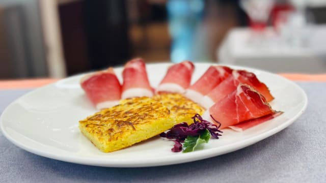 Tortèl de patate val di gresta tiepido con speck trentino - San Colombano