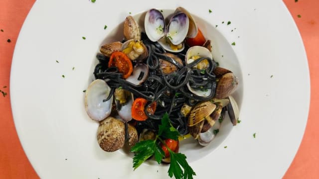 Tagliolini al nero di seppia spadellati alle vongole veraci  - San Colombano, Rovereto