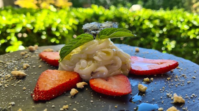 Tagliatella di seppia con croccante e fragole  - MAGIC - Il Ristorante del Magic Hotel