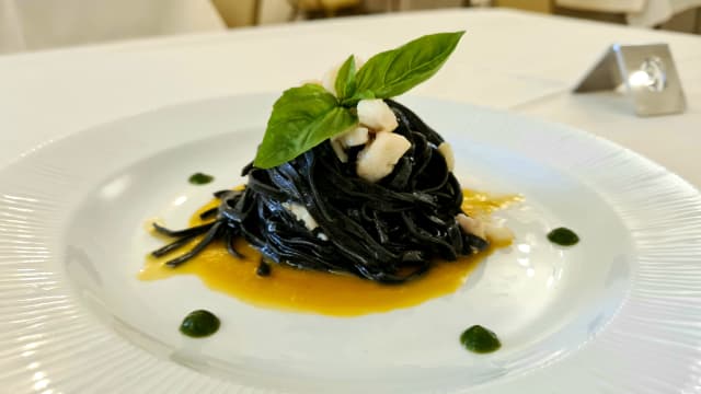 Tagliolini al nero di seppia con orata di mare e gocce di basilico  - MAGIC - Il Ristorante del Magic Hotel