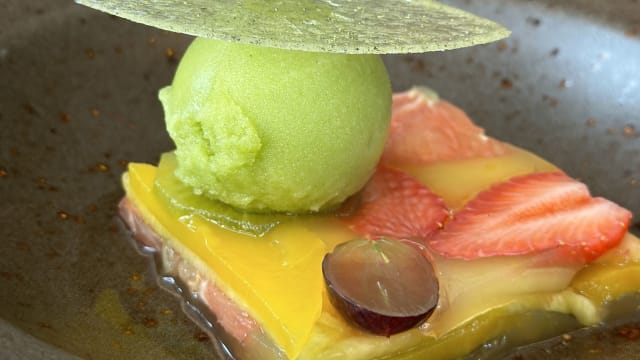 La mosaïque de fruits frais, gel de prosecco, sorbet citron et herbes, spritz - Le Piaf - Le Domaine des Vanneaux, L'Isle-Adam