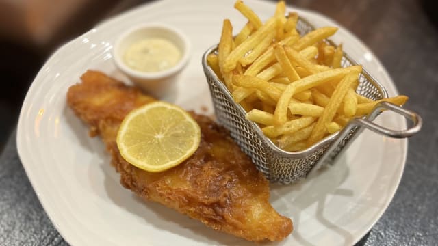 Fish and chips de cabillaud, sauce tartare - Chez Claude, Paris