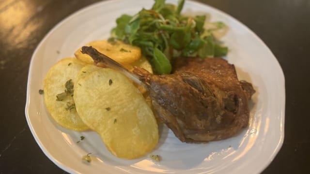 Cuisse de canard confite par nos soins, pommes persillées - Chez Claude