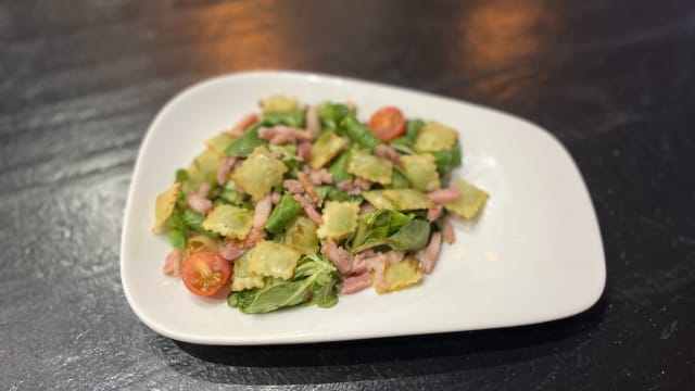 Salade gourmande de mâche, ravioles de Royan croustillantes, lardons - Chez Claude, Paris