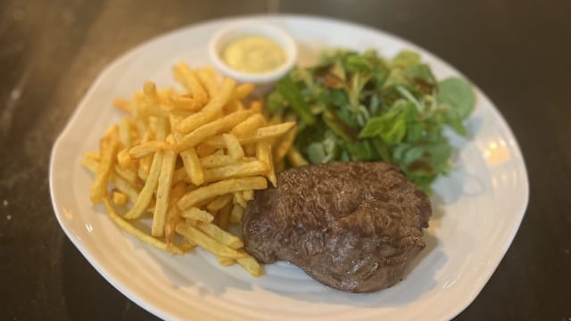 Pavé de rumsteak grillé, sauce béarnaise, frites maison - Chez Claude