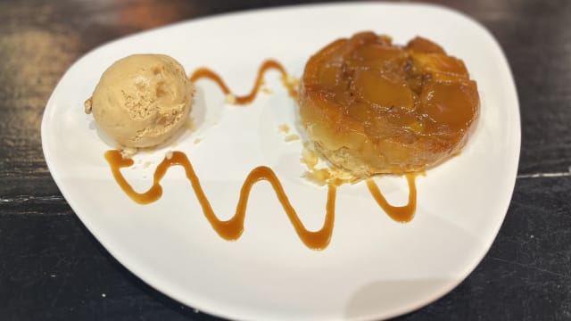 Tarte tatin aux pommes, glace caramel - Chez Claude