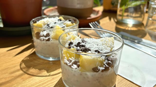 Crème Coco Aux Graines De Chia Et Fruits - Soeurs, Paris