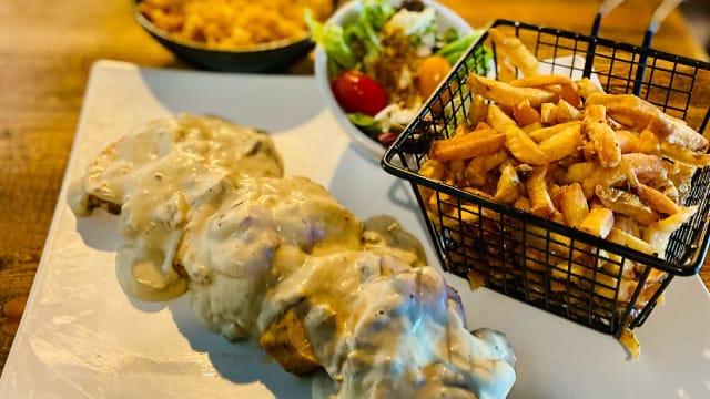 Suprême de poulet sauce au choix (forestière, foie gras, ou poivre) - Steak House Grill, Toulouse